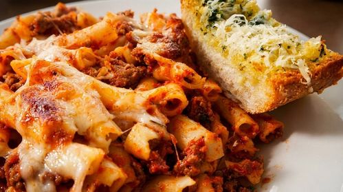 Baked rigatoni with garlic bread